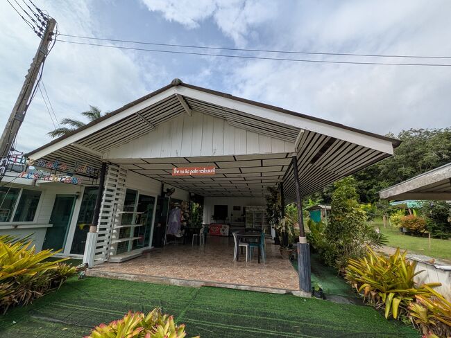 リゾートから自転車で5分（徒歩なら15分ほど）でカラフルな建物が見えてきたら、<br />「The Naka Palm Restaurant」があります。<br /><br />一流レストラン出身のシェフで美味しかったと、知人オススメのお店なんですけど、今回は行く時間なし。連泊なら試してみたい。<br />13:00～17:00営業（要確認）