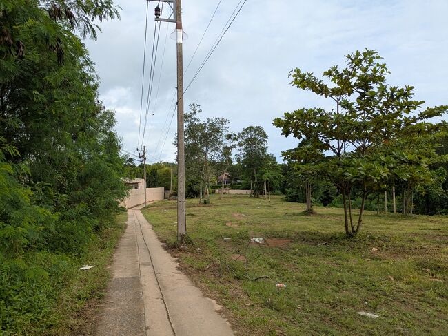 リゾートのゲートを出て、村まではひたすら一本道をサイクリング