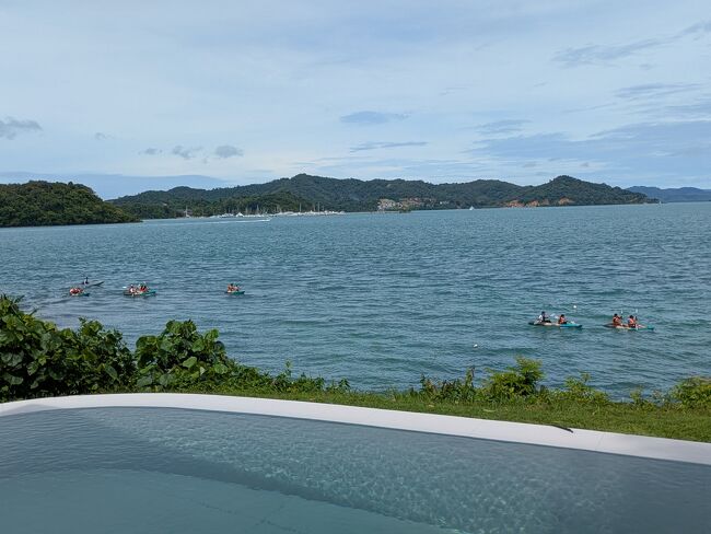 チェックアウトの12時までプールサイドでのんびり。<br />カヌーの軍団が目の前を横切って行く。