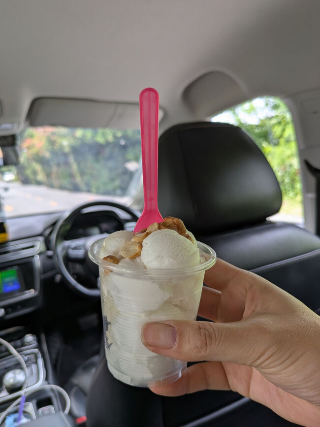 ラウンジで前日に予約していたGrabを待ちます。<br />予約時間までドライバー4人にキャンセルされてどうなることかと思ったけど、5人目のドライバーが時間通りに来てくれた。<br />ピックアップ場所、マリーナ内は厳しいようでGrabを追っかけゲートの外まで走りましたよ。<br />乗車したら、ドライバーさんが屋台の物売りのところへ何か買いに行って、「なんじゃ？」となってたら、ココナッツアイスをくれてビックリ。<br />ココナッツアイスは濃厚で、下の方にもち米が入ってて、この組み合わせは初めてだったけどめちゃ美味しかった～。チップは現金ではずんでおきました（笑）<br /><br />マリーナは辺鄙な場所なので、当日だとGrabは拾えない可能性アリと聞いてたけど、予約しててもキャンセルが続いたので焦った～。<br />イザって時はホテルタクシーを頼めるようで、パトンビーチまでだと1000B。今回のGrabは534B（2470円）でした。<br /><br />パトンビーチ編へ続きます。