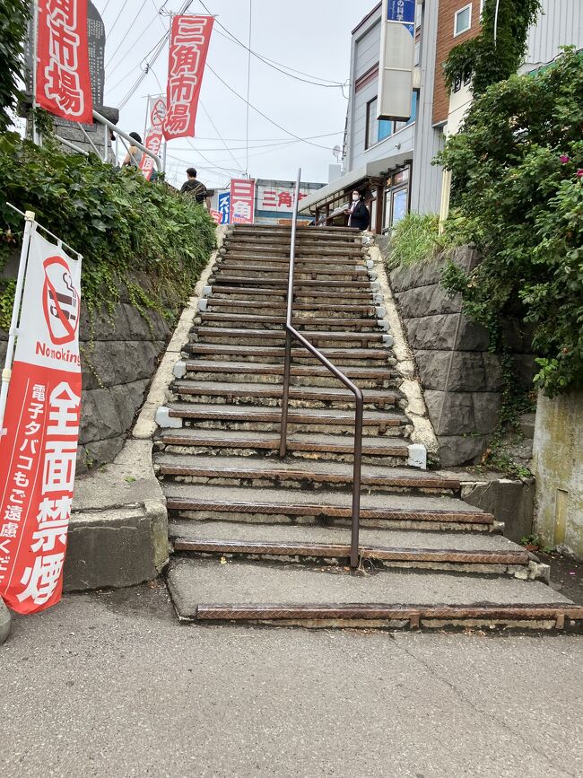 三角市場にお昼を食べに向かいます。階段を登った先です。