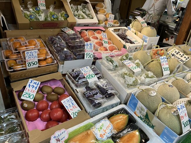 市場の中は美味しそうなフルーツもあります。