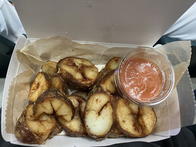 早速、球場めしを頂きます、こちらはポテトフライ。付いているソースが美味しかった。