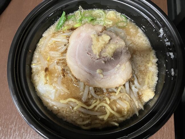 まだ、札幌に来て味噌ラーメンを食べていなかったのでこちらを頂きました。上にのっている生姜がこってり味噌ラーメンをよく合い最後まで美味しく頂きました。