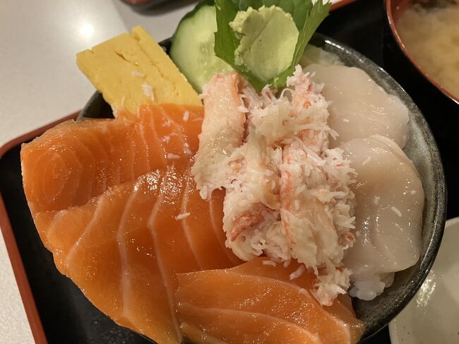 こちらの丼物は好きな具を3種類選んで作ってもらえました。ホタテは分厚くで特に美味しかったです。