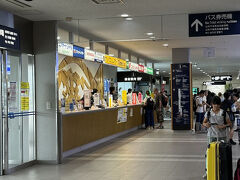旭川空港はこじんまりした空港でした。荷物を受け取り出口をでて左側に進んでいくと、レンタカー窓口が並んでいます。
今回はバジェットレンタカーさんにお世話になりました。
受付をすませると番号札をもらいます。私たちが行った時は少し混んでいて１０～１５分くらい待ったかな。順番がくると番号が呼ばれ、送迎のワンボックスカーに乗って営業所まで移動です。


＜料金＞
〇５泊６日
〇車種コンパクトカークラス
　合計：53390円