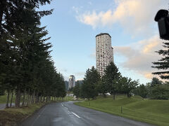 そして再度車を走らせ到着したホテルは、「星野リゾート トマム」トマム・ザ・タワーです！この時時刻は１８時半・・・。暗くなると山道が怖いなと思っていたけど、どうにかお日様も持ってくれた。暗くなる前に到着出来てよかったです。