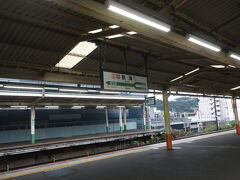 熱海。ここでノリカエ。会社が変わるので、階段の上り下りをして、ホームを変えなくてはいけません。米原もおなじです。乗客第一の反対です。
