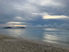 8日目の朝を迎えました。明日は早朝にサムイを発ちますので、楽しめるのは今日は最後になります。
今朝は雲が垂れ込めています。雨が降らないといいのですけど。