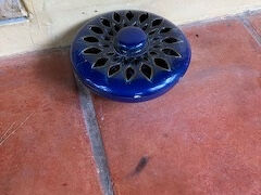 これはホテルの部屋の前に置かれた蚊取り線香。このホテルの備品を選ぶ人は審美眼に長けていますね。