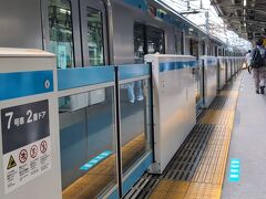 王子到着です。
ちなみに、車内で声をかけられました。赤羽に向かわれるそうです。赤羽だったら列車線の方が速いので、案内しようかと思いましたが、ちょうど列車線が行ってしまい、こちらで問題ない状態でしたので、特に案内はしませんでした。
さて、王子まで来て何をするのでしょうか。