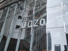 東京駅丸の内北口近くにある丸の内オアゾ。休憩できる巣スペースがたくさんあります。ここで、遅めのランチ、いうかおやつタイムを。