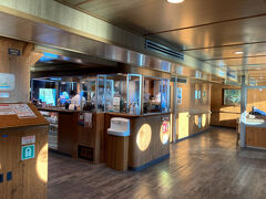 初めの15分くらい、風景を見ようとする人たちでデッキこそ混んでいたが、中はそれほどでもなく、座席にも座れるし、デッキで手すりにもたれかかって、湖面を眺めることもできた。