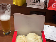 阪急電車で蛍池駅まできて
行きも帰りも気持ちがいい天気だったので歩き
伊丹空港

新大阪駅でも三ノ宮駅でも５５１肉まんは
長蛇の行列だが
十三駅ホームの売店は空いている

空港売店で東京では売っていないカールをみつけ購入