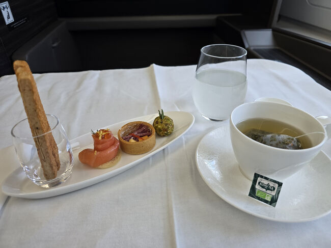 ＜アミューズ＞<br />ピスタチオチーズボール　　ピピカウラとパパイヤ<br />スモークサーモンの薔薇仕立て　　チーズペッパーバー