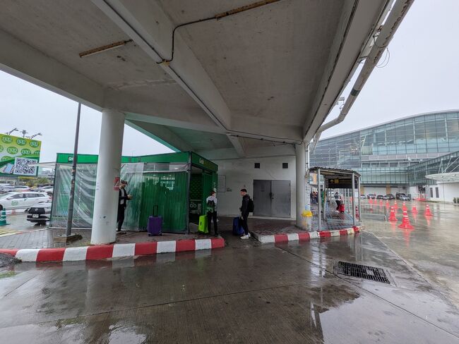 Grabステーション<br />予約した車はもう来ていて、目の前に停まってました。<br />セダンを選んだのに、大型バンだった。