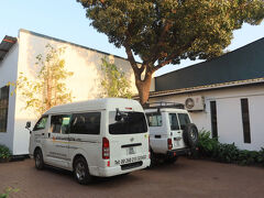 リビングストンから日帰りのボツワナのチョベ国立公園へのサファリツアーは、朝7時スタート。
残念ながらフォルティ・タワーズの朝食も7時からなので、昨日スーパーで購入した食料で朝食を済ませた。