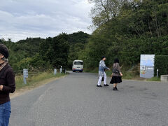 次はベネッセアートサイトフリーバス(無料)に乗ってアートミュージアムエリアへ

写真の真ん中に映っているバスが乗って来たベネッセバス

まずはベネッセハウスミュージアムへ