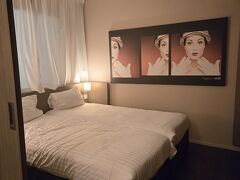 夕方到着だったのと、翌朝ストラスブールに向かうので、シャルル・ド・ゴール空港から車で10分位の、スタンディングホテルスイーツバイアクティソースというホテルに1泊する事にしました。