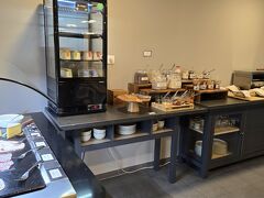 朝食はクロワッサン等パン、ハム、チーズ、ヨーグルト、フルーツ等々
とても充実していました。