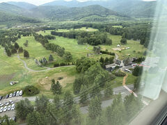 朝部屋から外を眺めた様子。星野リゾートになる前はゴルフ場だった模様。「ゴルフコースだったんだな～」というのが上から眺めるとよく分かります。