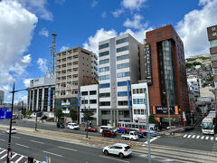 【APAホテル（長崎駅前）とその周辺】

長崎での宿泊は、アパホテル（長崎駅前）...

値段も6,000円台（福岡は10,000円を超えていた）でリーズナブル、しかも駅前の歩道橋を渡ればすぐ目の前...最高ではないか!?