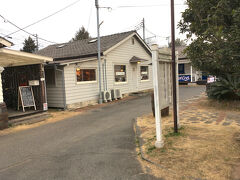 公園の南側入口から出たところに、アメリカンハウスが並んだ街がありました。
ジョンソンタウンという商業地で、カフェやショップが入っていました。
