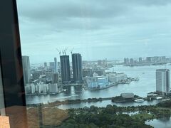 コンラッド東京エグゼクティブラウンジに到着
微妙なお天気…