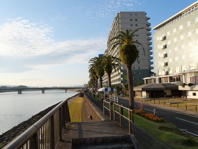 上流方向を見ると橘橋が見えます。<br />