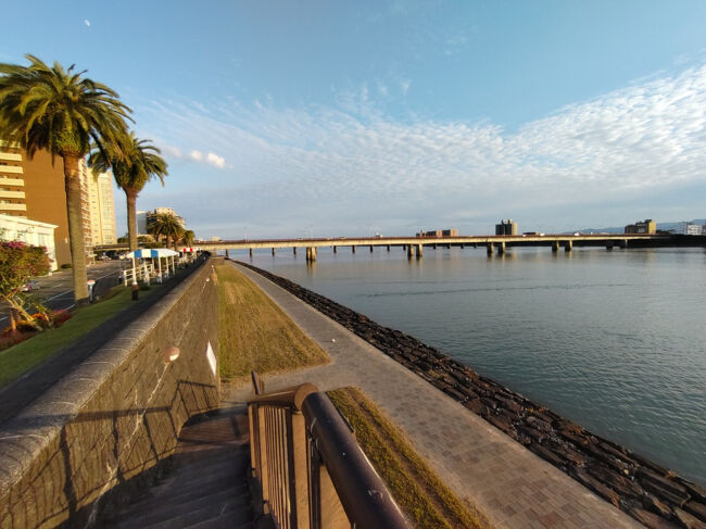 川沿いに下流方向（東方向）に進みます。<br /><br />前に見える橋は大淀大橋です。