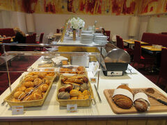 ウィーン２日目の朝は、ホテルでの朝食から。

ヨーロッパのホテルらしく、様々な種類のパンが並びます。