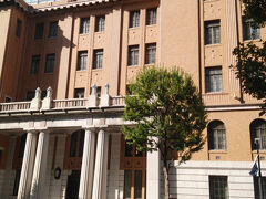 東京駅近くの日本工業倶楽部本館。会員制の施設です。私は入れないので、外観だけカメラに収めました。別館の図書館には自由に入れます。オフィスの中で専門書を読む気はないので外側だけ見てきました。