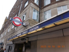 グリーンパーク駅から2駅でホテル最寄り駅のウォーレンストリート駅に到着。
空港から1時間強で付きました。