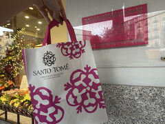 雨宿りがてら、【サント・トメ】というパティスリーでトレド名物を購入。