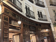 夜ごはんは有名な【カサ・ラブラ】。
21時ごろに行きましたが、30分ほど並びました。