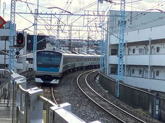 新杉田駅に到着。京急の杉田駅に近い。
ここで金沢シーサイドラインに乗り換えて鳥浜駅までゆく。
金沢区の埋め立て地である鳥浜へ行く理由は、南本牧ふ頭全体を眺めることが出来る地点が限られるため。
埠頭そのものは部外者立ち入り禁止で、船が停泊してるシーンを撮影するには、根岸の海釣り公園やこれから行く鳥浜のベイサイドマリーナなど、「対岸」から撮るのが一番良いのだ。
東京の青海のようにすぐそばで船が撮れる場所は例外的。
