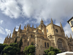 マヨール広場近くの【セゴビア大聖堂】に来ました。
ゴシック様式のカテドラル（王族・貴族のための教会）の中ではスペインで一番新しいんだそう。