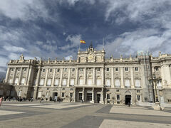 ここに来るためにマドリードに来ました。
【マドリード王宮】！

16時ごろ訪問しましたが、チケットは事前予約なしで購入できました。
ただ4000円ほどするのでお高めですね…