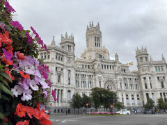 最初の見どころは【シベレス市場】から見れる【シベレス宮殿】。
シベレス宮殿は今は市庁舎として使われています。