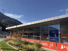 【バスターミナル】に到着。
寒い！晴れてはいますが、この日の最高気温は10度…
昨日ロングダウンを買っておいてよかった…