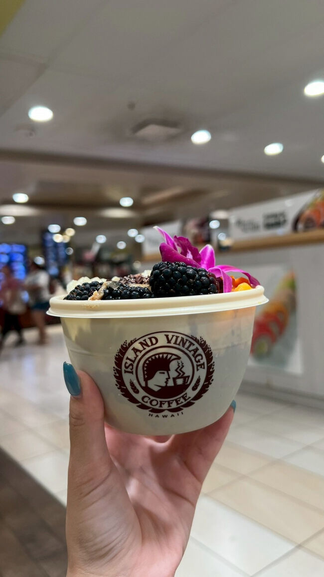 「アイランド・ヴィンテージ・コーヒー」で～アサイボウルを食べていました。