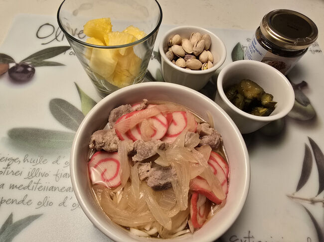 お昼は→肉うどん<br />ハワイの“なると”は～こんな感じです。