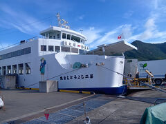 フェリーは定刻通りの8:20に土庄港に着きました。バスは8:30
に出発するので、急いでバス乗り場に向かいます。