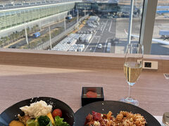 東南アジア便が多数出発する朝は
羽田空港出国は大混雑