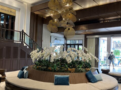 さらにパタヤ市内で大渋滞

特にこのホテル近辺は夜の街で
多くの人が狭い道路を歩いていて
車が進まない

（翌朝撮影したフロント前）
このホテルチェックイン時にキャッシュで
デポジットを預けなければならない