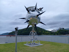 坂手港の先端部分の、周囲からもよく見える場所に「スター・アンガー」（ヤノベケンジ）が立っています。球体の上に乗っている龍は怒りの声を上げているようです。