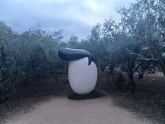 マルキン醤油記念館からさらに20分ほど歩いて、ようやく「オリーブのリーゼント」（清水久和）に到着しました。
曲がりくねった路地の奥にあるので、かなり迷います。しかし、そこにいたるまでの道には、古民家が建ち並び、その中には小さな醤油蔵などもあって、迷いながらも楽しい道だと思います。