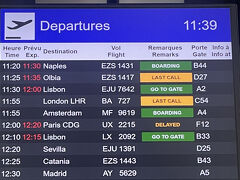 機内アナウンスで、『シャルルドゴール空港行きの便には手持ちの搭乗券では乗れないので、52番ゲート隣のトランジットオフィスで振替便を手配願います』とのアナウンスが流れました。元々乗り継ぎ時間が1時間40分と短かったことから、事前に有料でエコノミーでも出来るだけ前方の39列目の座席を確保していました。有利な振替便のチケット確保のために、できるだけ早く飛行機から出て、ダッシュで入国審査に向かいます（前回のスイス旅行に続きヴァンター空港でダッシュです）。入国審査を終えて、手荷物検査場に向かってチケットを提示すと、チケットは無効で検査終了後右手のカンターに行くよう指示されました。振替便のカウンターに着いて、チケット提示すると『最短で行きたいですか？ジュネーブ経由で良いか？』と聞かれて『ハイ』と返事をして、ジュネーブ行きとジュネーブからパリ行きのチケットをもらいました。ジュネーブ空港でサンドイッチの軽食です（計画ではパリで鴨のコンフィを食べる予定でした）。ジュネーブを12：00発の便でシャルルドゴール空港に向かいます。その便がまた20分遅延の表示です。