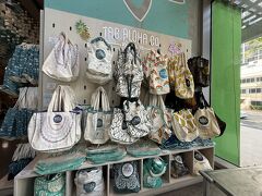 アラモアナセンターでお買い物を楽しんで、次は歩いてホールフーズマーケットへ行きました。

トートバッグの種類がたくさんあってかなり迷いました。