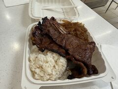 お昼ご飯はYouTuberさんがオススメしていたヤミーコリアン。けっこうボリュームもあり友達とシェアして食べました。お肉も柔らかくて美味しかったです。